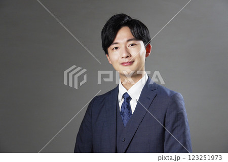 ビジネスマン　ポートレート　黒背景　カメラ目線 123251973