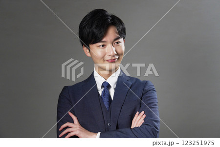 ビジネスマン　ポートレート　黒背景 123251975