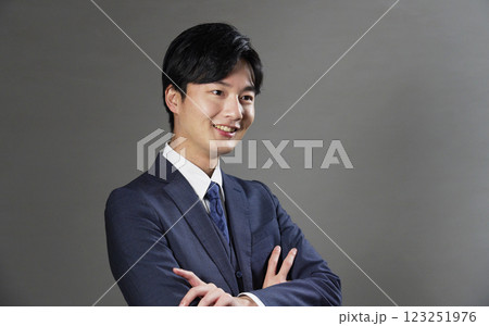 ビジネスマン　ポートレート　黒背景 123251976