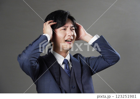 ビジネスマン 頭を抱える 黒背景 ビジネスマン 頭を抱える 黒背景 123251981