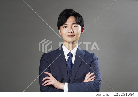 ビジネスマン　ポートレート　黒背景　カメラ目線 123251984