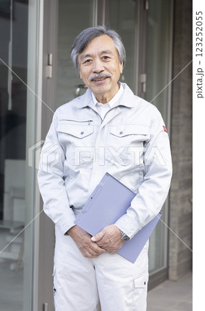 作業員のシニア男性 作業員のシニア男性 123252055