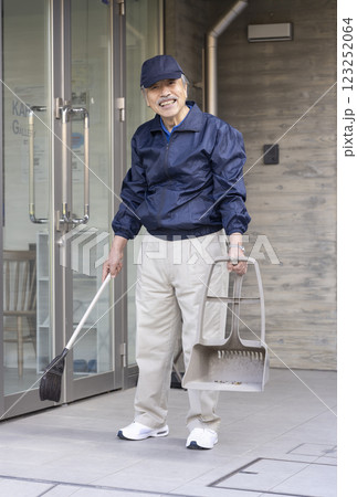 掃除をする作業員 掃除をする作業員 123252064