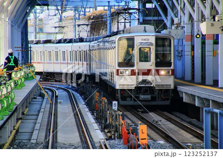 下り線の高架化を控えた『とうきようスカイツリー駅』を行く…  10000系 123252137