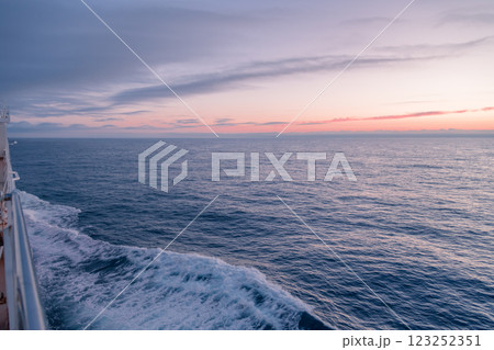 【さんふらわあ　ふらの苫小牧行きからの日の出】 123252351