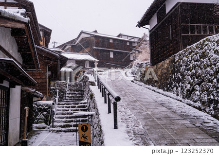 《長野県》雪が降る馬籠宿・木曽路の宿場町 《長野県》雪が降る馬籠宿・木曽路の宿場町 123252370