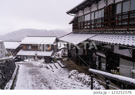 《長野県》雪が降る馬籠宿・木曽路の宿場町 123252376