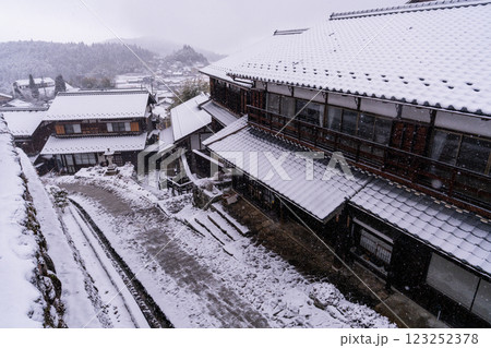 《長野県》雪が降る馬籠宿・木曽路の宿場町 123252378