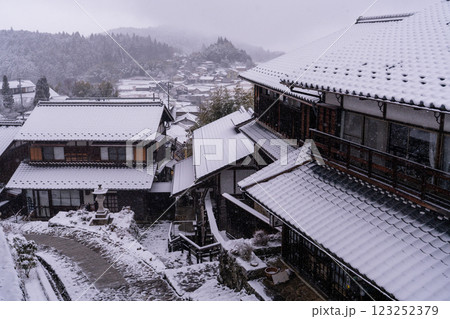 《長野県》雪が降る馬籠宿・木曽路の宿場町 《長野県》雪が降る馬籠宿・木曽路の宿場町 123252379
