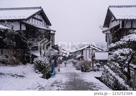 《長野県》雪が降る馬籠宿・木曽路の宿場町 《長野県》雪が降る馬籠宿・木曽路の宿場町 123252384