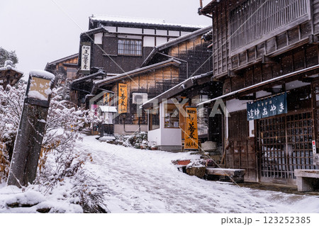 《長野県》雪が降る馬籠宿・木曽路の宿場町 《長野県》雪が降る馬籠宿・木曽路の宿場町 123252385