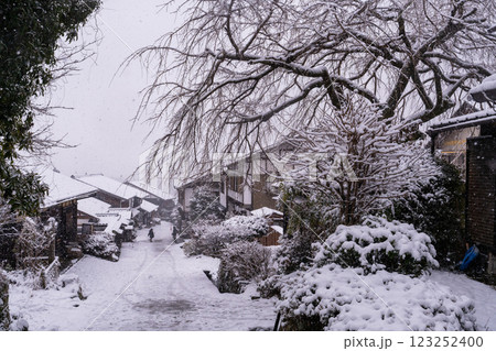 《長野県》雪が降る馬籠宿・木曽路の宿場町 123252400