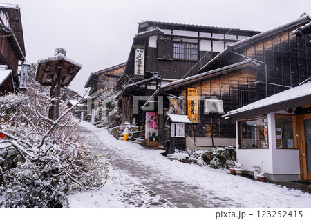 《長野県》雪が降る馬籠宿・木曽路の宿場町 123252415