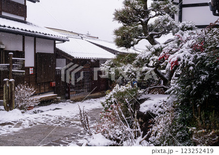 《長野県》雪が降る馬籠宿・木曽路の宿場町 《長野県》雪が降る馬籠宿・木曽路の宿場町 123252419