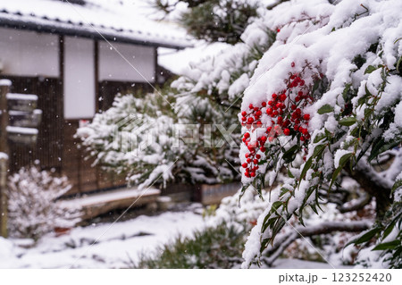 《長野県》雪が降る馬籠宿・木曽路の宿場町 《長野県》雪が降る馬籠宿・木曽路の宿場町 123252420