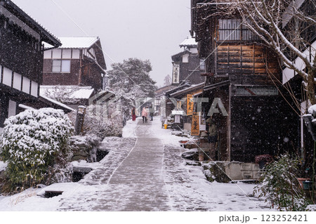 《長野県》雪が降る馬籠宿・木曽路の宿場町 123252421