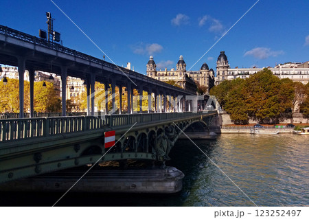The pont de Bir-Hakeim over the Seine river in Paris 123252497