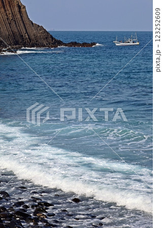 玄武岩洞の芥屋の大門に突入せんとする漁船 123252609