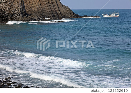 芥屋の大門に接近中の漁船 123252610