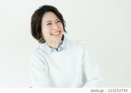 壁の前で椅子に座る若い女性 壁の前で椅子に座る若い女性 123252744