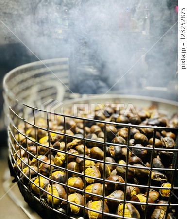 イタリア　ミラノの風景　焼き栗 123252875