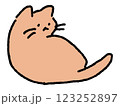 猫が背中越しにこちらを見てる手描きイラスト　ゆるい手描き　かわいい 123252897