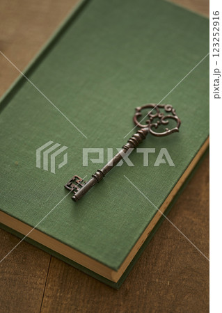 アンティークな本と鍵のイメージ 123252916