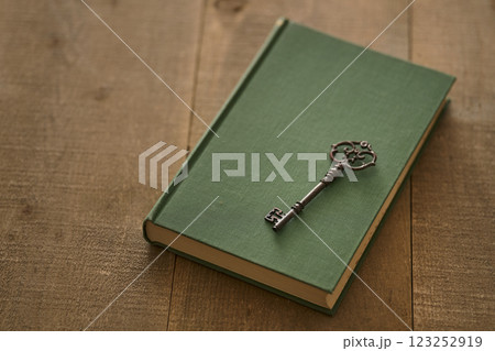 アンティークな本と鍵のイメージ 123252919