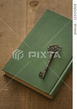 アンティークな本と鍵のイメージ 123252926