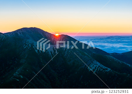 喜作新道から見るパノラマ銀座のご来光　北アルプス表銀座縦走の槍ヶ岳登山 123252931