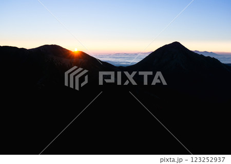 喜作新道から見るパノラマ銀座のご来光と常念岳 北アルプス表銀座縦走の槍ヶ岳登山 喜作新道から見るパノラマ銀座のご来光と常念岳 北アルプス表銀座縦走の槍ヶ岳登山 123252937