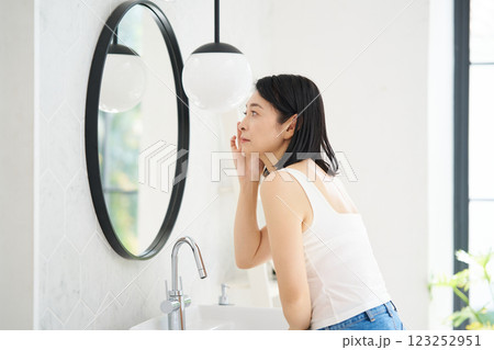 目尻の皺を気にする女性 目尻の皺を気にする女性 123252951