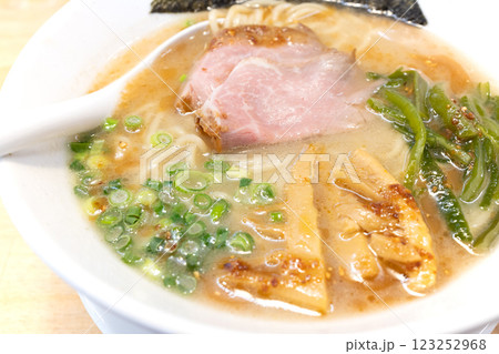 おいしい醤油とんこつネギラーメン おいしい醤油とんこつネギラーメン 123252968