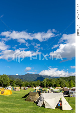 キャンプ場の風景 キャンプ場の風景 123253077
