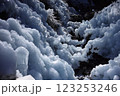 雪の積もった川　氷柱 123253246