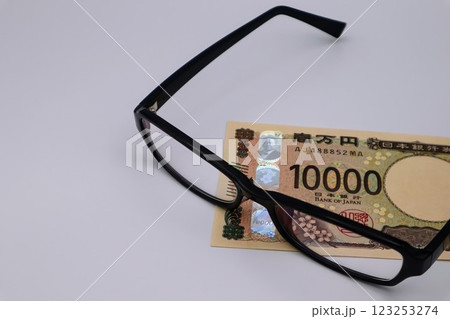新一万円札と眼鏡 123253274