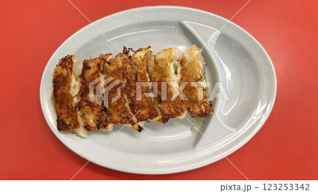 ラーメン屋さんの餃子 ラーメン屋さんの餃子 123253342