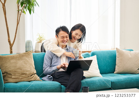 パソコンのモニターを見ながら笑談する夫婦 パソコンのモニターを見ながら笑談する夫婦 123253377