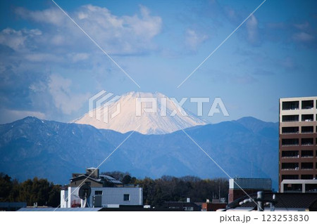 横浜市大倉山の街から見た富士山 123253830