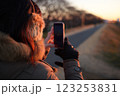 スマートフォンで写真を撮る女性 123253831