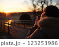 初日の出を撮影する女性 123253986