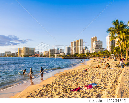 ハワイ　夕映えのワイキキビーチ 123254245