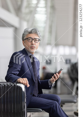 ミドル男性 空港 出張(プロパティリリース取得済み&施設審査通過素材) ミドル男性 空港 出張(プロパティリリース取得済み&施設審査通過素材) 123254277