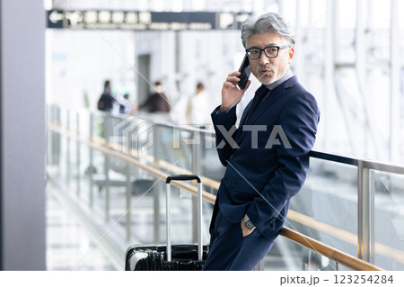 ミドル男性 空港 出張(プロパティリリース取得済み&施設審査通過素材) ミドル男性 空港 出張(プロパティリリース取得済み&施設審査通過素材) 123254284