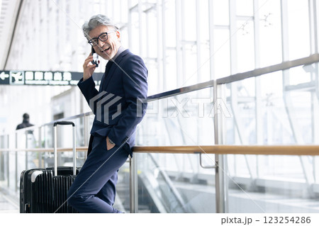 ミドル男性　空港　出張（プロパティリリース取得済み＆施設審査通過素材） 123254286