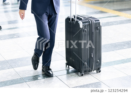 ビジネスマン 空港 出張 ビジネス イメージ（プロパティリリース取得済み＆施設審査通過素材） 123254294