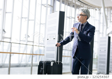 ミドル男性 空港 出張(プロパティリリース取得済み&施設審査通過素材) ミドル男性 空港 出張(プロパティリリース取得済み&施設審査通過素材) 123254307