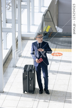 ミドル男性 空港 出張(プロパティリリース取得済み&施設審査通過素材) ミドル男性 空港 出張(プロパティリリース取得済み&施設審査通過素材) 123254323