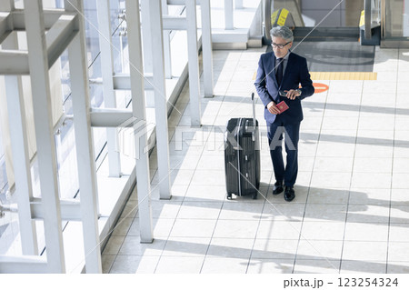ミドル男性　空港　出張（プロパティリリース取得済み＆施設審査通過素材） 123254324