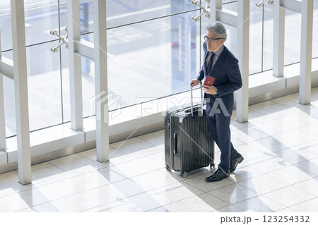 ミドル男性　空港　出張　プロパティリリース取得済み＆施設審査通過素材） 123254332